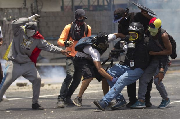 Venezuela hükümet karşıtı gösterilerle sallanıyor! 
