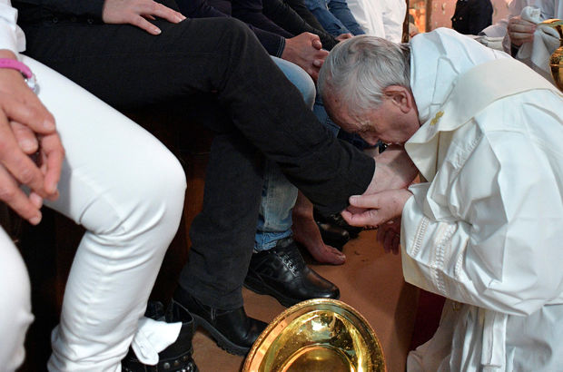 Papa Francis, eski mafya üyelerinin ayaklarını yıkadı