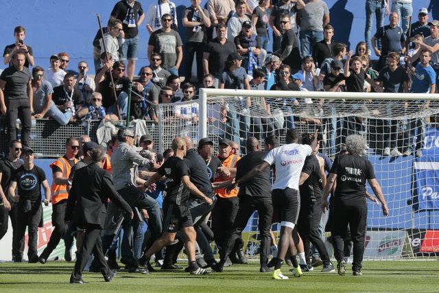 Bastia deplasmanında Lyon'a şok! Futbolculara saldırdılar...