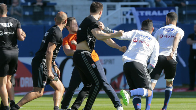 Bastia deplasmanında Lyon'a şok! Futbolculara saldırdılar...
