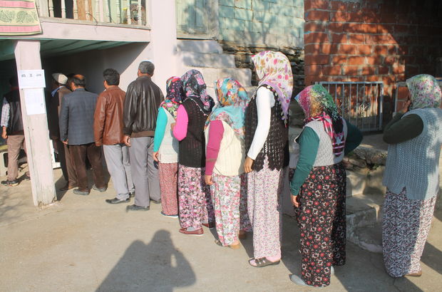 Manisa Demirci'de Kayranokçular Mahallesi'nde oy verme işlemi 12 dakika sürdü