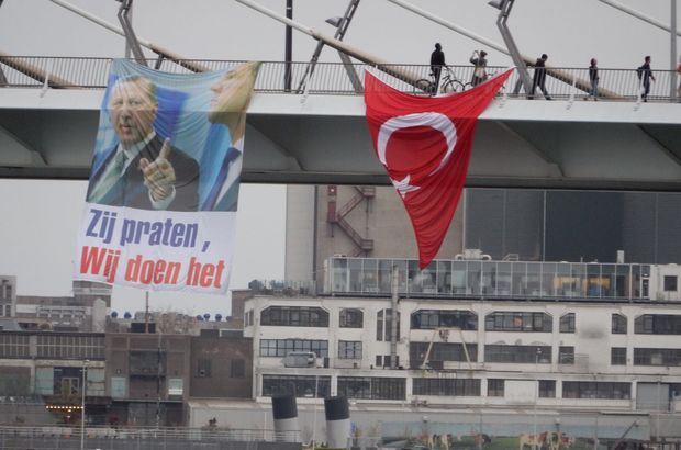 Rotterdam'da köprüye Erdoğan'ın resmi asıldı