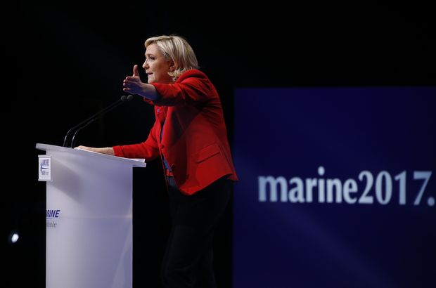 Aşırı sağcı Fransız siyasetçi Le Pen'in mitinginde protesto