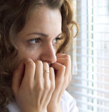 Dr. Yeliz Küçüksubaşı, "Panik atak vücudun korku, stres veya heyecana verdiği anormal tepkidir. Hiç beklenmedik bir zamanda ve hiç beklenmedik bir şekilde aniden ortaya çıkar ve kişiye dünyanın sonunun geldiğini düşündürür" dedi