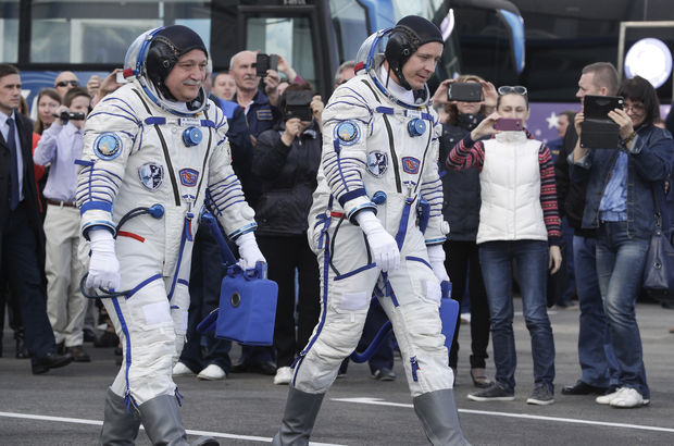 İki astronot uzay yolculuğuna başladı!