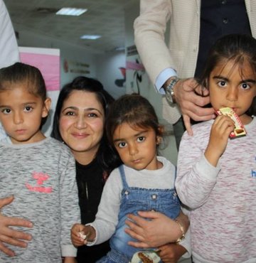 Çocukların hastaneye mutlu bir şekilde gelip tedavi olmaları için klinikleri çizgi film kahramanları, kurdele ve balonlarla süslediler