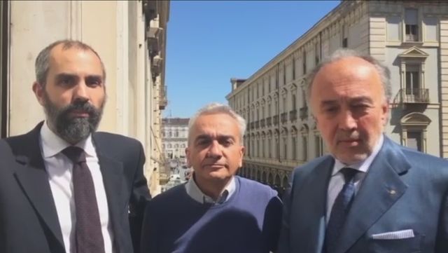 Roberto Romeo (ortada) avukatlarıyla mahkeme sonrası açıklama yaparken.