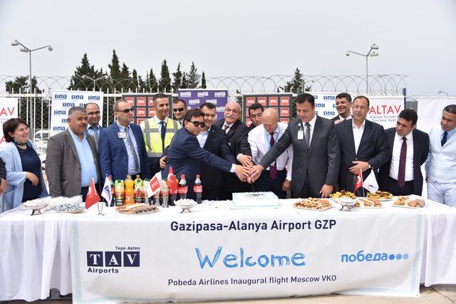 İlk tarifeli Rus uçağına Gazipaşa-Alanya Havalimanı'nda görkemli karşılama