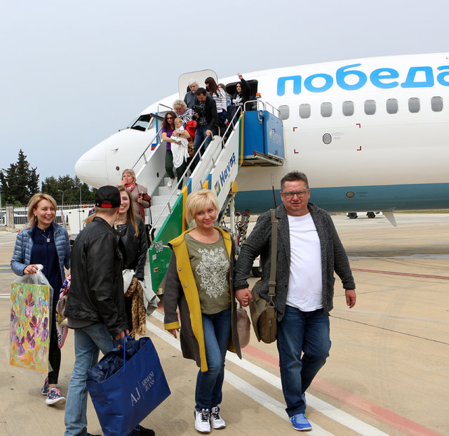 İlk tarifeli Rus uçağına Gazipaşa-Alanya Havalimanı'nda görkemli karşılama