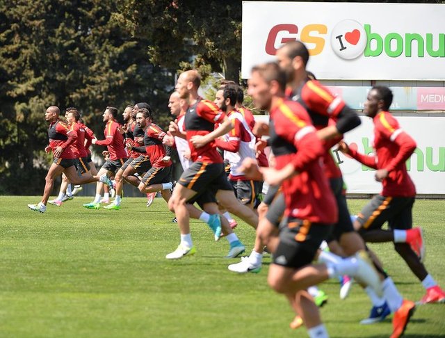 Sneijder'dan Bruma'ya: Fenerbahçe'yi sen yıkacaksın