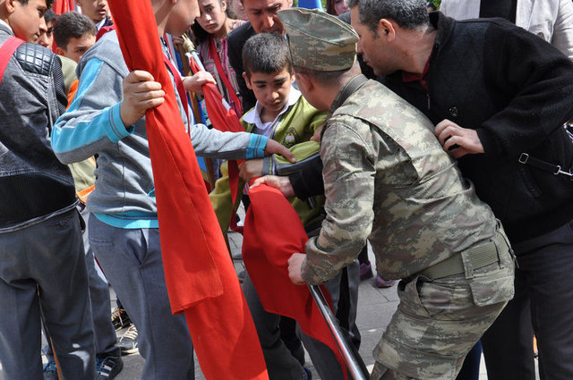 Gaziantep'teki 23 Nisan kutlamalarında bir öğrenci yere yığılmasına rağmen elindeki Türk bayrağını bırakmadı!
