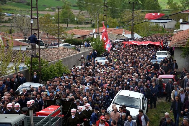 Şehit Turgut Kurtçu'yu, 500 nüfuslu köyde 5 bin kişi uğurladı