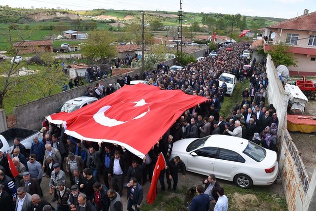 Şehit Turgut Kurtçu'yu, 500 nüfuslu köyde 5 bin kişi uğurladı