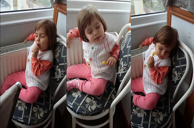 Uykulu halde şeker yiyen küçük kız Elif Zeynep Özdemir (video)