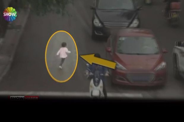 Çin'de üzerinden iki araç geçen küçük çocuk mucize eseri hayatta kalmayı başardı! O anlar kamerada!
