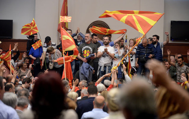 Makedonya karıştı! Maskeli grubun rehin aldığı vekiller darbedildi