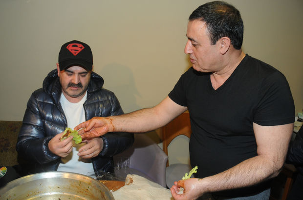 Mahmut Tuncer, Şafak Sezer'e çiğköfte yedirdi