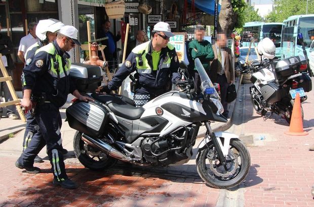 Manisa'da bir kişi hem polisin motosikletini hem de kendisininkini yakmak istedi