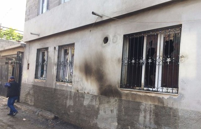 Adana'da çocuk gelinin dini nikahlı eşini öldüren zanlının evi yakıldı