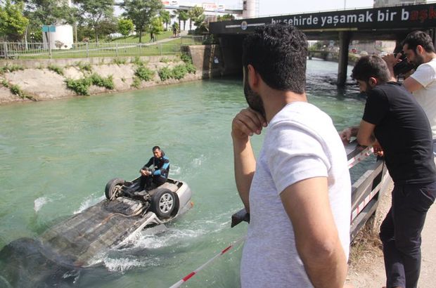 Adana'da otomobili kanala uçan sürücüden ilginç tepki