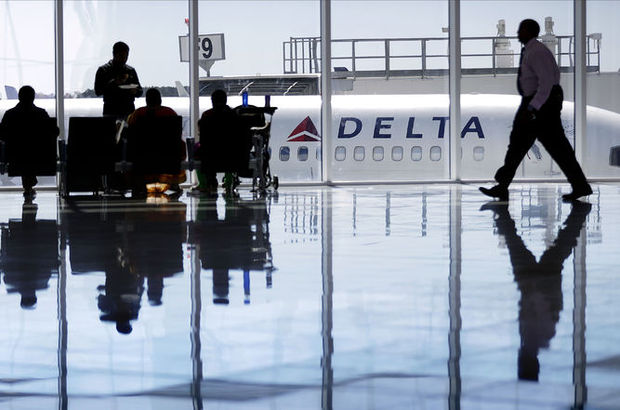 Delta Airlines pilotu bir kadın yolcuyu yumrukladı