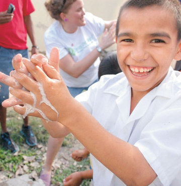 Clean the World adlı girişim, dünya çapındaki basit hijyen malzemeleri ile önlenebilir salgın hastalıkları engellemek için her gün 5 bin otelden 1 milyon sabun topluyor. Bu sabunlar ihtiyacı olan ailelere ücretsiz dağıtılıyor
