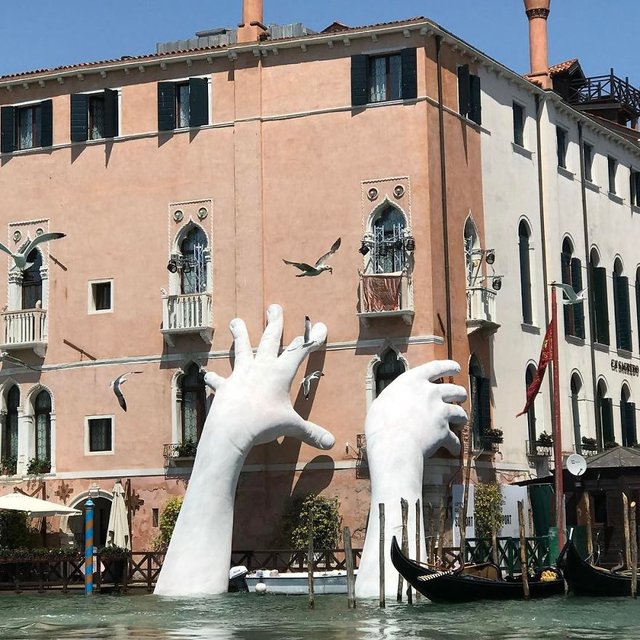 İtalyan sanatçı Lorenzo Quinn'den küresel ısınmaya destek eller
