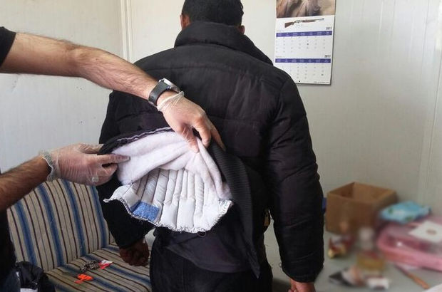 Sivas'ta bir kişi montuna gizlediği uyuşturucuyla yakalandı