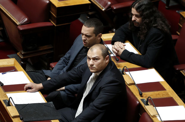 Yunan parlamentosu karıştı