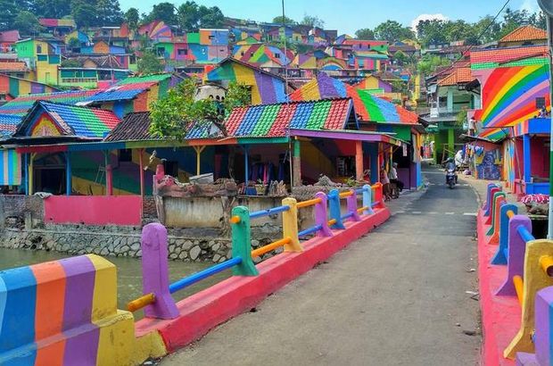 Endonezya'da Gökkuşağı Köyü: Kampung Pelangı gecekondu köyü