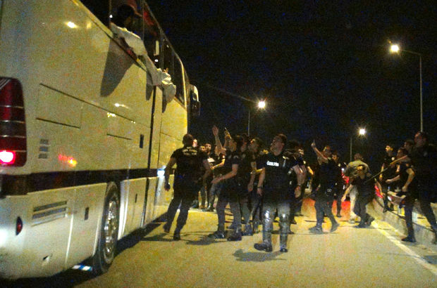 Bursa'da Beşiktaş taraftarının otobüsüne taşlı saldırı