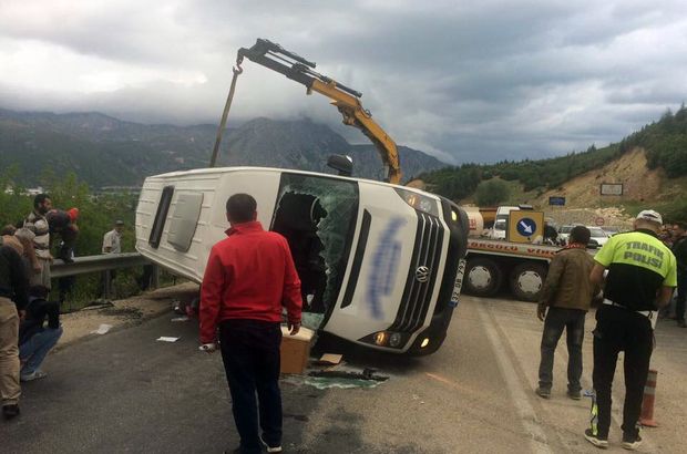 Isparta'da yolcu minibüsü ile kamyon çarpıştı: 18 yaralı