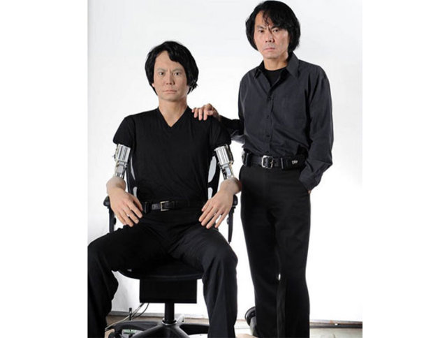 Hiroshi Ishiguro robot ikizine benzememeye başlayınca çareyi estetik yaptırmakta buldu