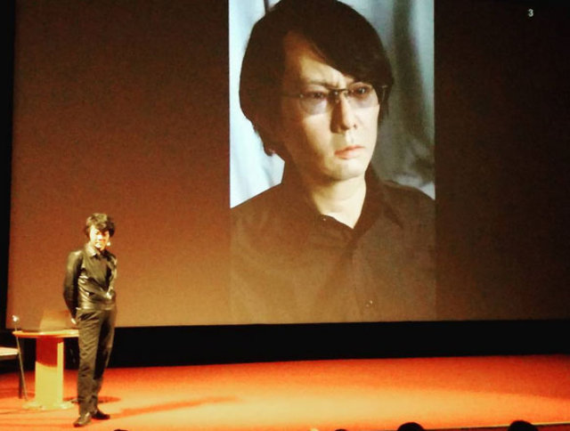 Hiroshi Ishiguro robot ikizine benzememeye başlayınca çareyi estetik yaptırmakta buldu