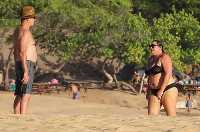 Pierce Brosnan ile eşi Keely Shaye Smith, Hawaii'de