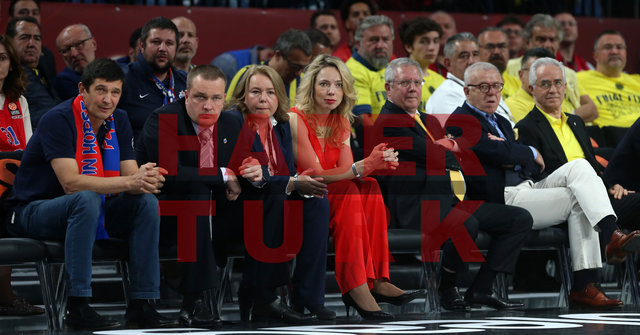 CSKA Moskova-Olympiakos maçını izleyen Aziz Yıldırım'ın yanına oturan kadın salonun dikkatini çekti