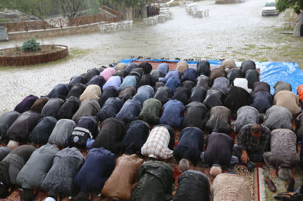 Konya'da duasını yaparken yağmura yakalandılar
