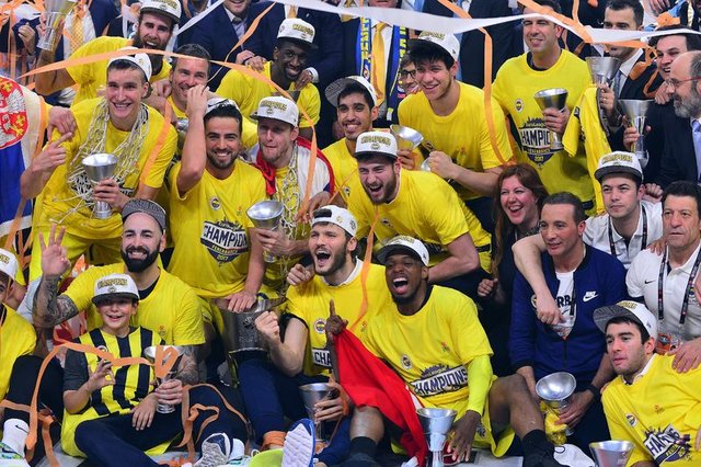Fenerbahçe, şampiyonluk kupasını aldı
