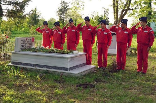Samsun'da Türk Yıldızları, Hava Pilot Yüzbaşı Ümit Özer'in mezarını ziyaret etti