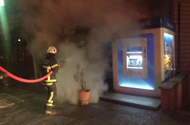 Kocaeli'de içinde 300 bin TL olan 2 ATM alev alev yandı