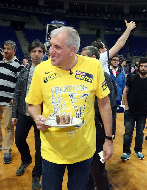 Fenerbahçe'de şampiyonluk pastası kesildi