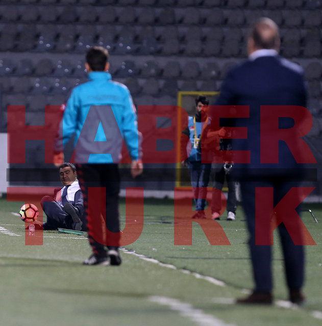 Ümit Özat Fenerbahçe maçında yere düştü