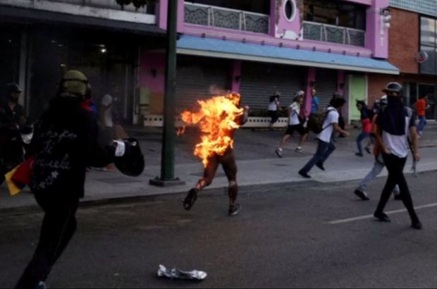 Dehşete düşüren görüntü: Protestocular genç adamı ateşe verdi...