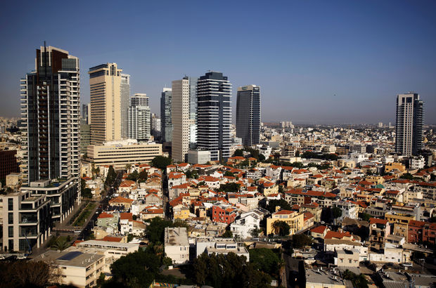 İsrail'in başkenti Tel Aviv'de bir araç yayaların arasına daldı!