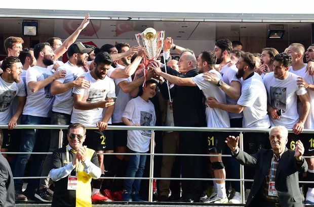 İstanbulspor kupasını Ömer Sarıalioğlu'nun mezarına götürdü