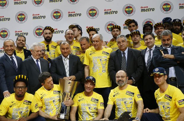 Fenerbahçe'de şampiyonluk pastası kesildi!