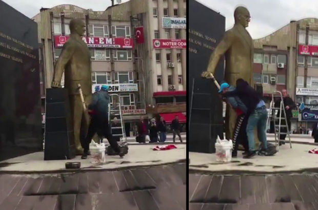 Atatürk anıtına baltayla saldıran kişiyi linçten zabıta kurtardı