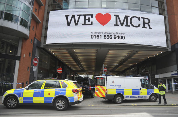 Manchester'da bir alışveriş merkezi boşaltıldı