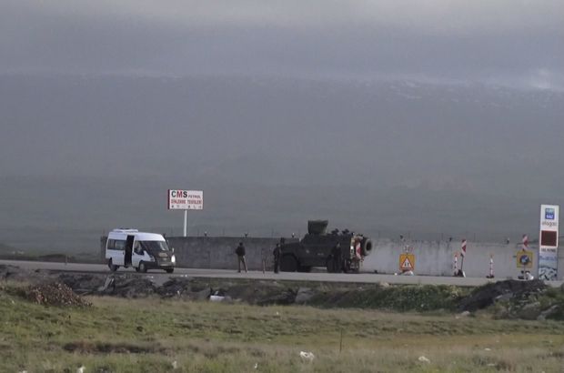 Van'da PKK'lılar yol kesip araç yaktı