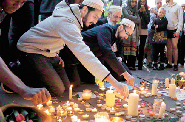 Manchester'daki terör kurbanları için müslümanlar mum yakıp dua etti!